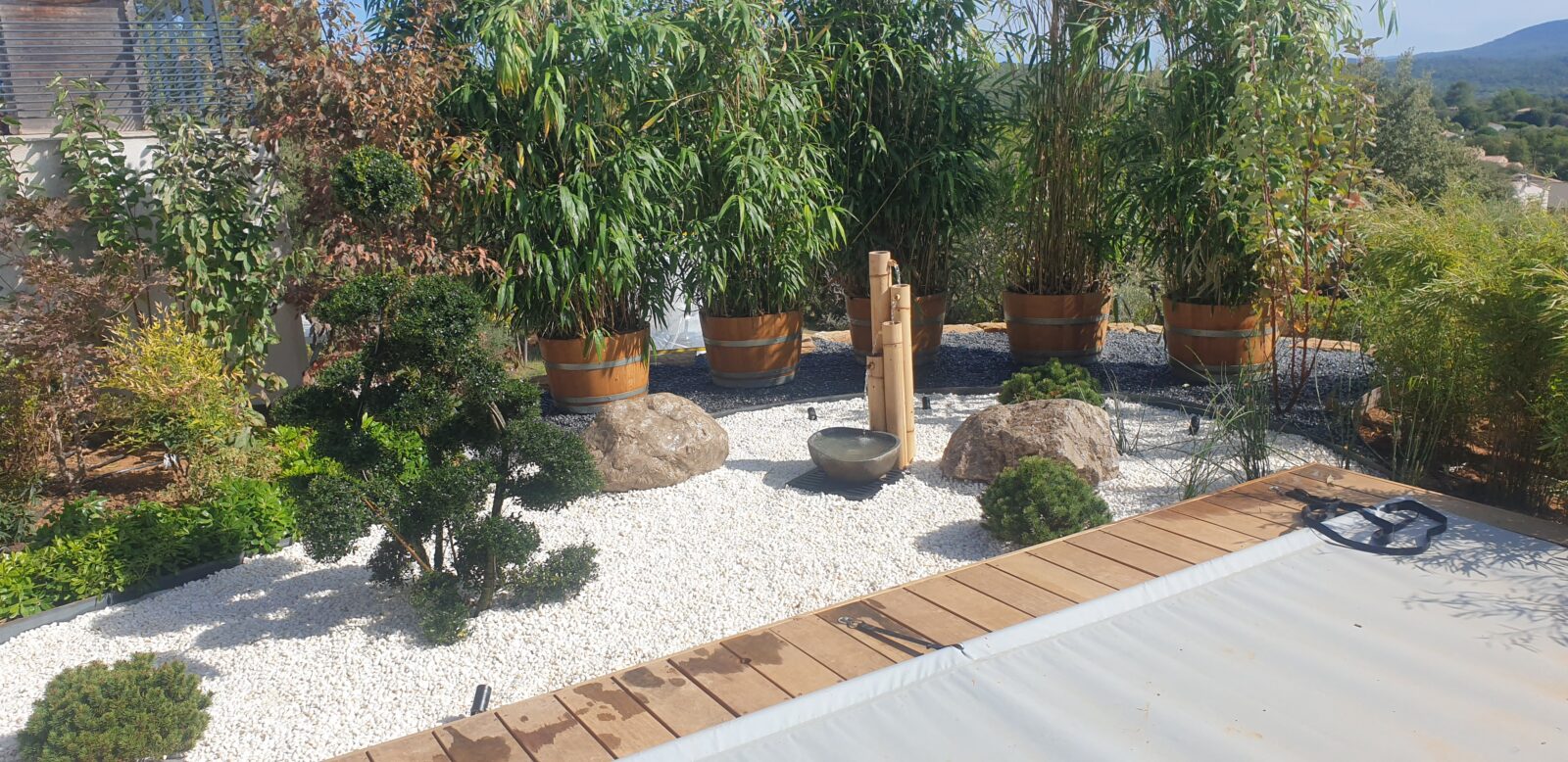 Une atmosphère naturelle dans l'arrière-cour avec le jardin zen